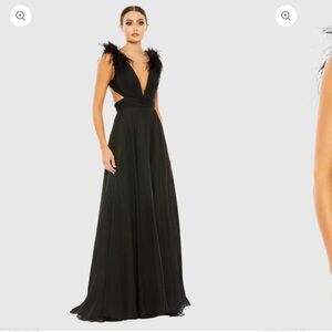 IEENA FOR MAC DUGGAL
Black Plunge Ostrich Feather A Line Gown
$498 sz 10 nwt